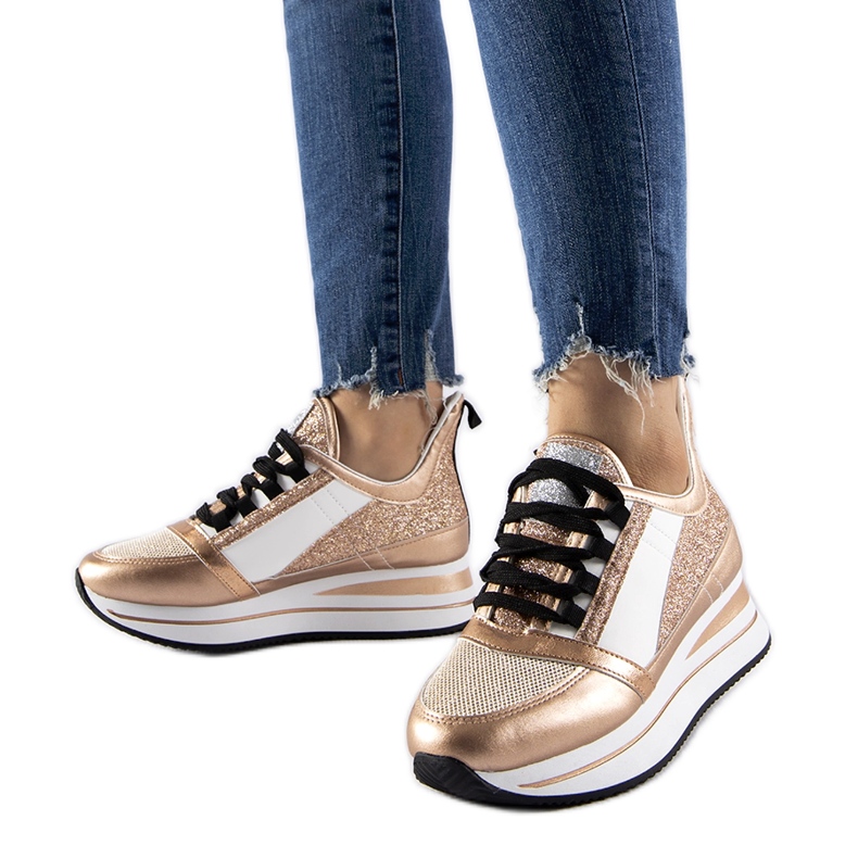 Tênis com glitter dourado na plataforma Marce