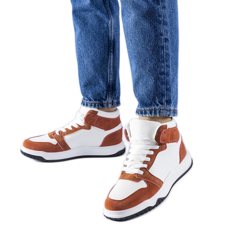 Tênis de cano alto branco e marrom de Elizabeth