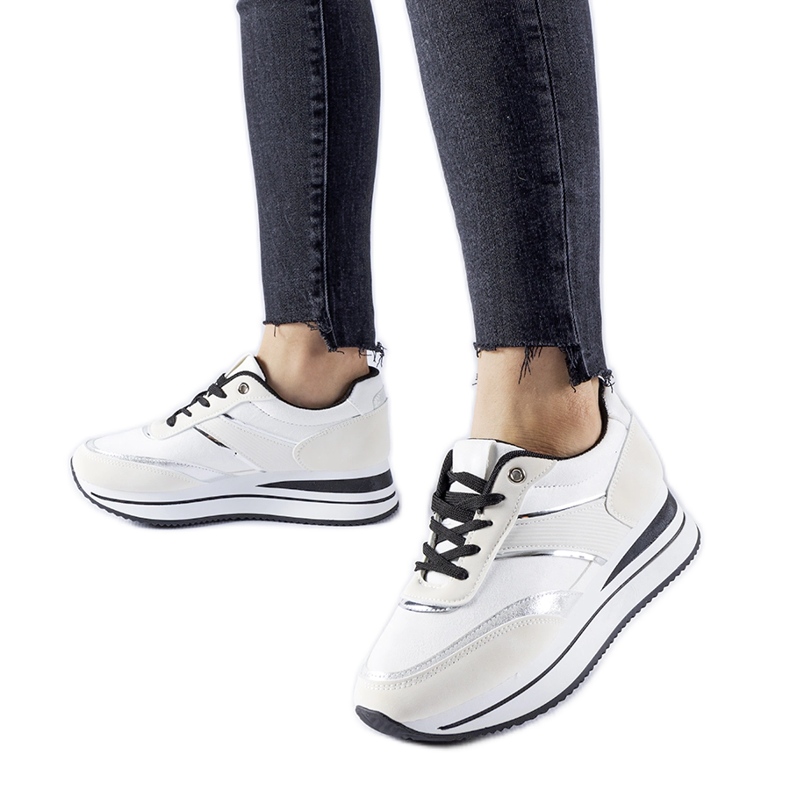 Tênis branco na plataforma Nutter bege