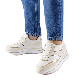 Tênis bege na plataforma Nutter