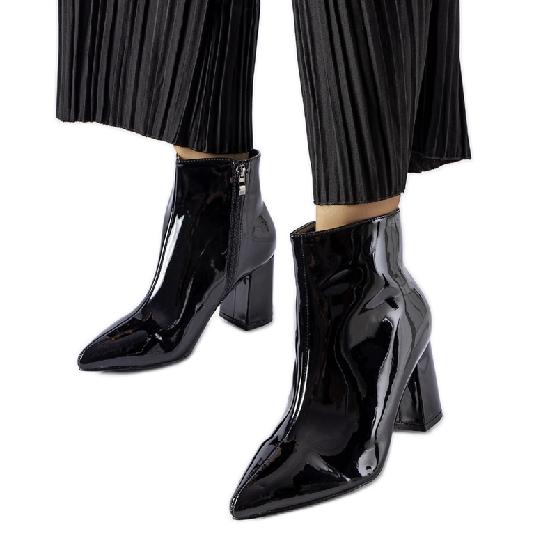 Botins pretos envernizados da Usinaya