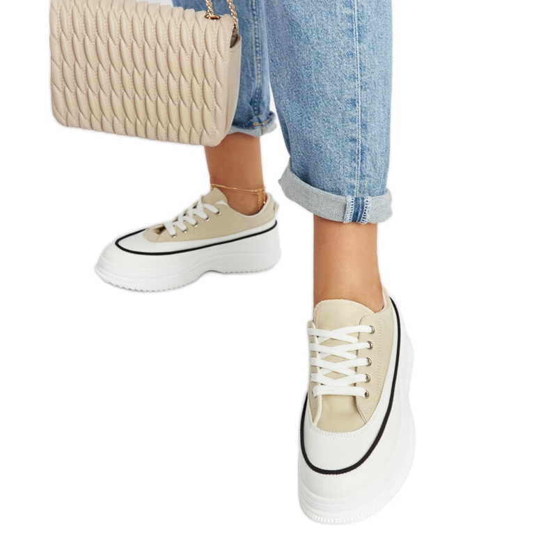 Tênis bege na plataforma Plesio