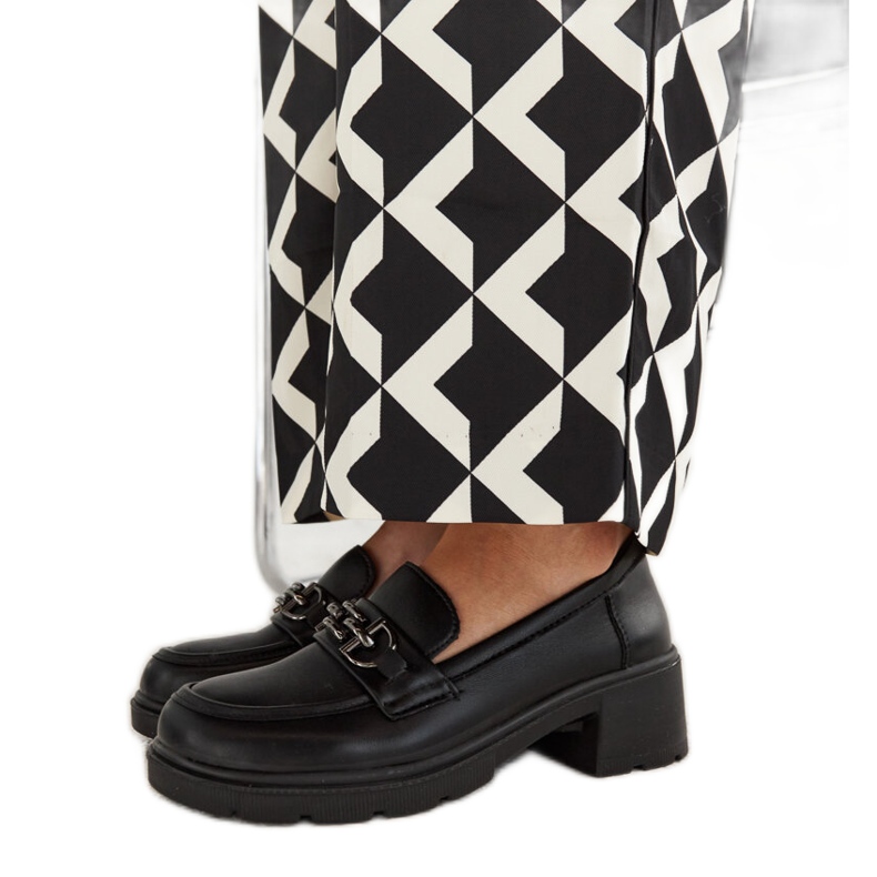 Mocassins pretos de couro ecológico da Lyyli