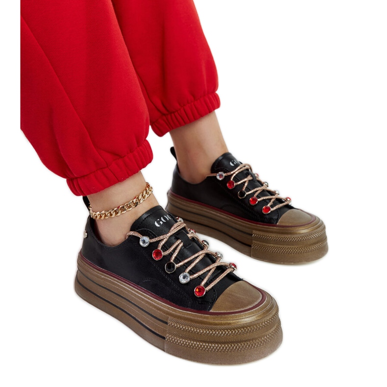 Tênis preto na plataforma GOE NN2N4053