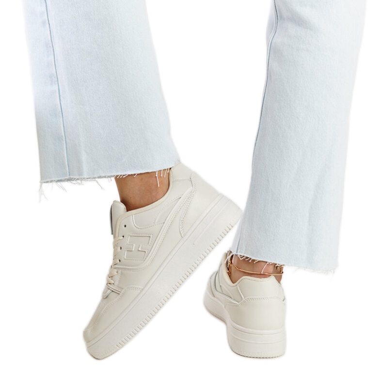 Tênis bege na plataforma Mentha