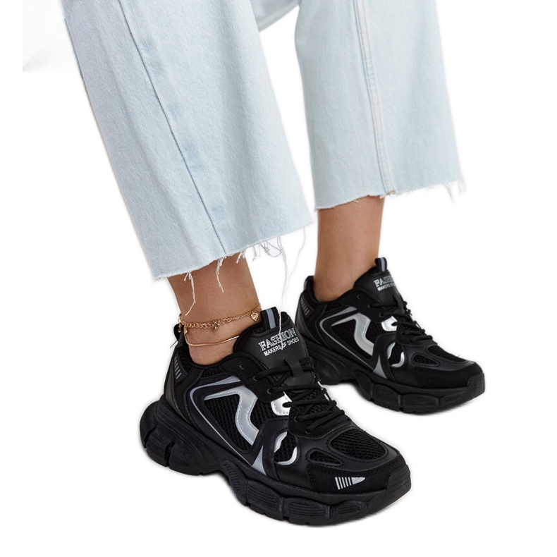 Tênis preto com sola jacobina enorme