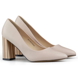 Sapatos bege com salto alto estiloso
