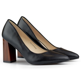 Sapatos pretos com salto alto e elegante