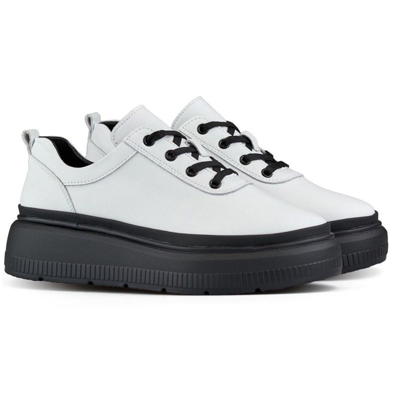 Tênis feminino de couro branco com sola preta