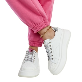 Tênis branco na plataforma GOE NN2N4033