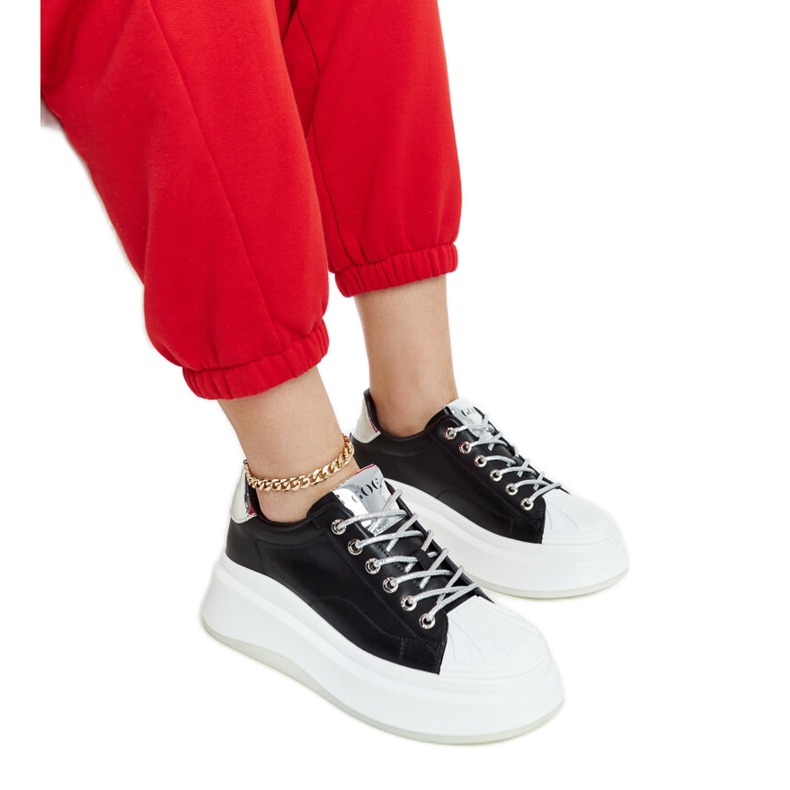 Tênis preto na plataforma GOE NN2N4034