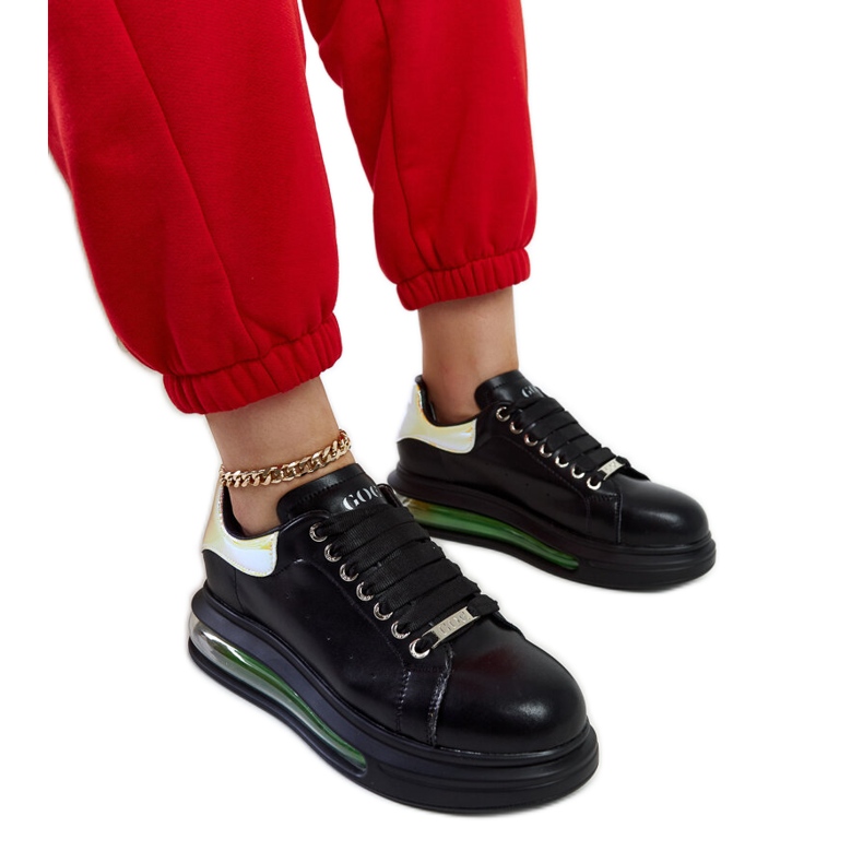 Tênis preto na plataforma GOE NN2N4030