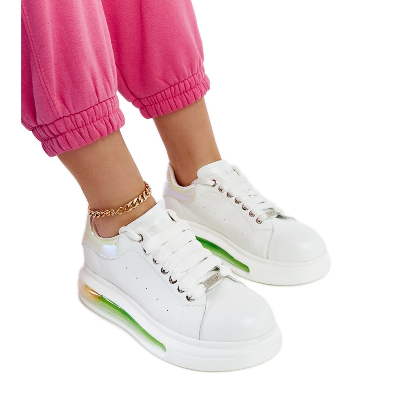 Tênis branco na plataforma GOE NN2N4029