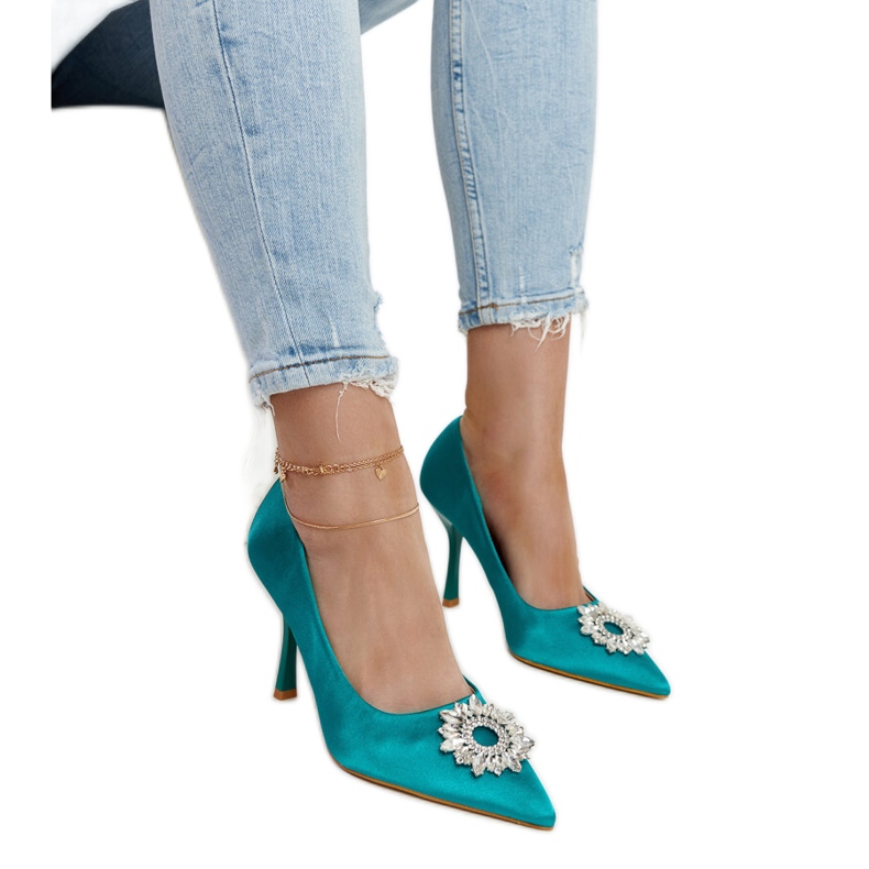 Salto alto verde com acabamento acetinado e strass da Susegana