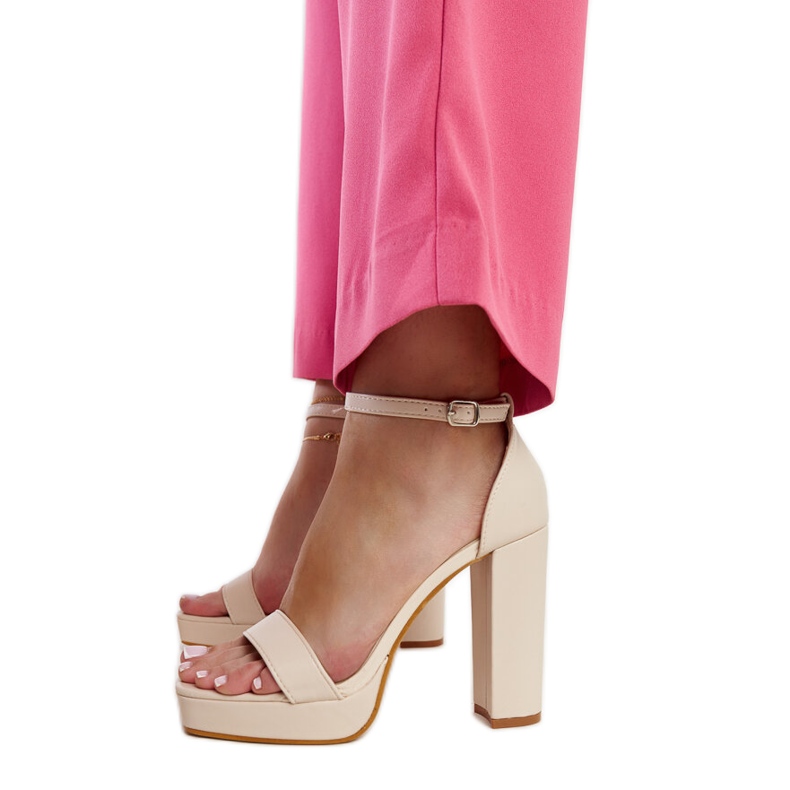 Sandálias bege de salto alto da Nariman