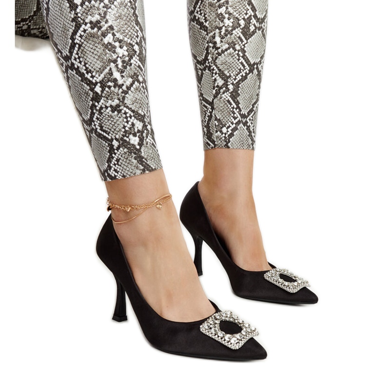 Salto alto preto com acabamento acetinado e strass Clemente