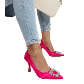 Salto alto rosa com acabamento acetinado e strass Clemente