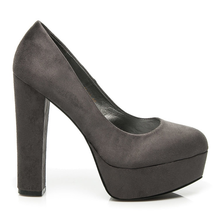 Comer Bombas de camurça em um pilar cinza