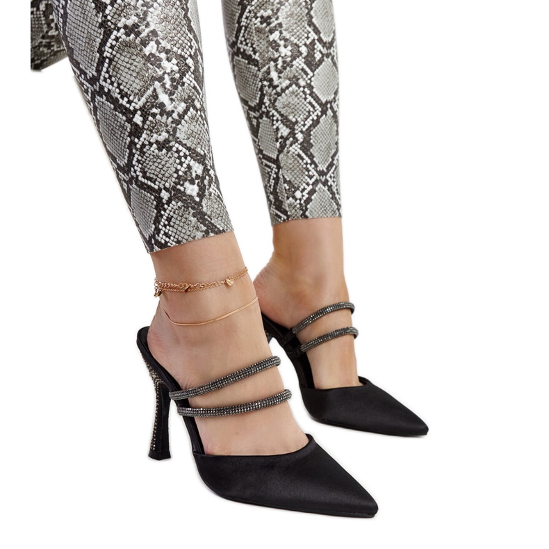 Chinelos pretos de salto alto Raffaelina