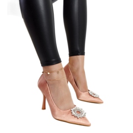 Salto alto bege com acabamento acetinado e strass da Susegana Salto alto bege com acabamento acetinado e strass da Susegana