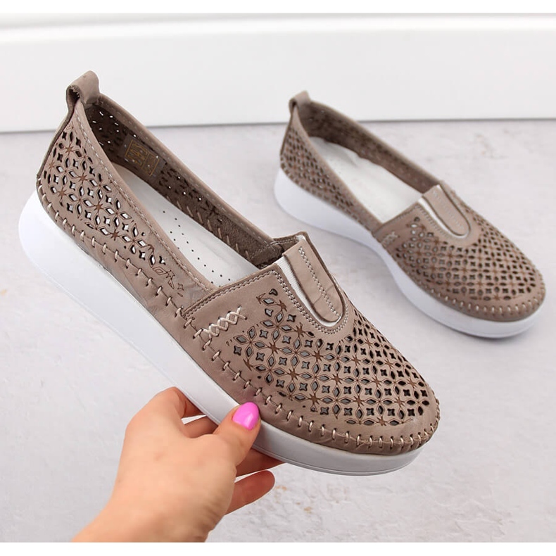 Sapatos femininos de couro com aberturas, bege T.Sokolski 0712