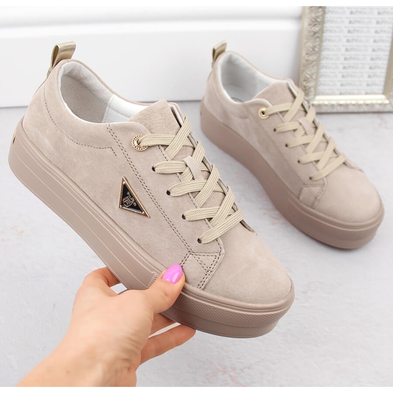 Sapatos femininos de camurça de couro bege na plataforma Filippo DP3533