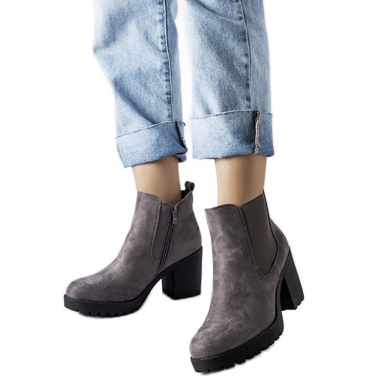 Botins de salto alto em camurça cinza, Magnui.