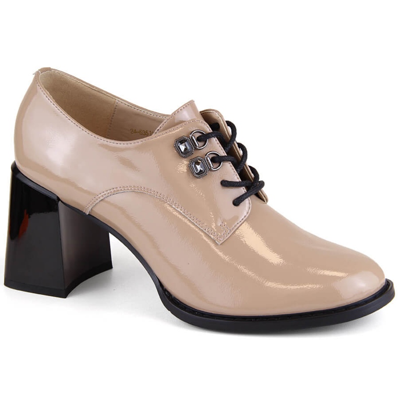 Sapatos femininos de couro envernizado com salto decorativo, bege Vinceza 63510