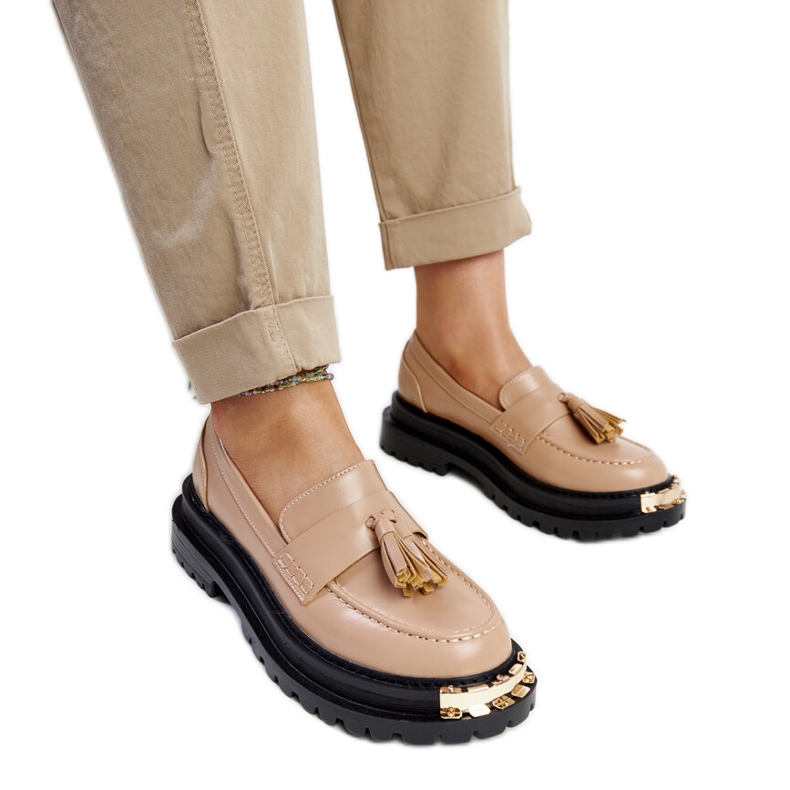 Mocassins maciços bege com inserções douradas da Tuga