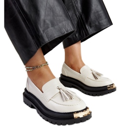 Mocassins maciços bege claro com detalhes dourados da Tuga Mocassins maciços bege claro com detalhes dourados da Tuga