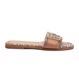 Chinelos femininos brilhantes com decoração marrom