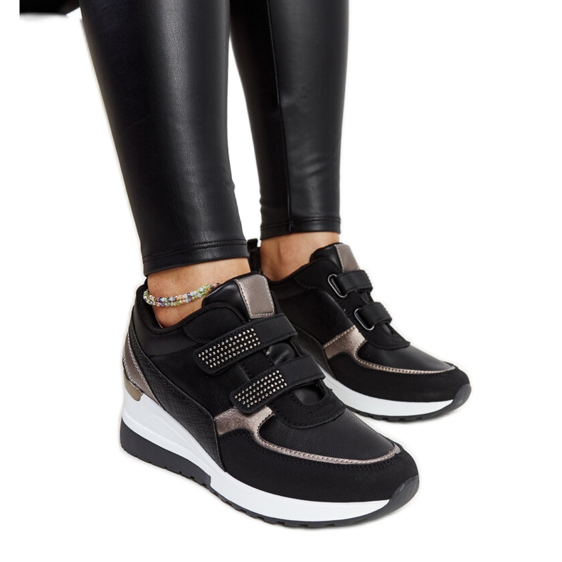 Tênis de cunha preto decorado com strass Asmeret