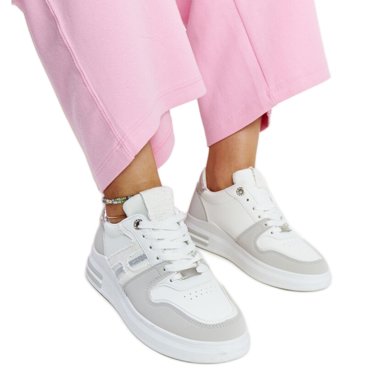 Tênis branco e cinza na plataforma Negisti