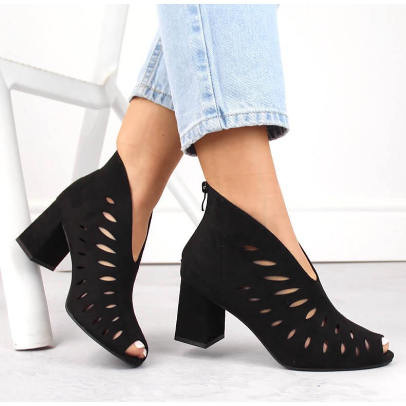 Botas femininas de camurça perfurada com biqueira aberta, pretas Potocki LE20318 preto