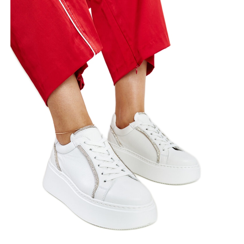 Tênis Karino de couro branco com strass