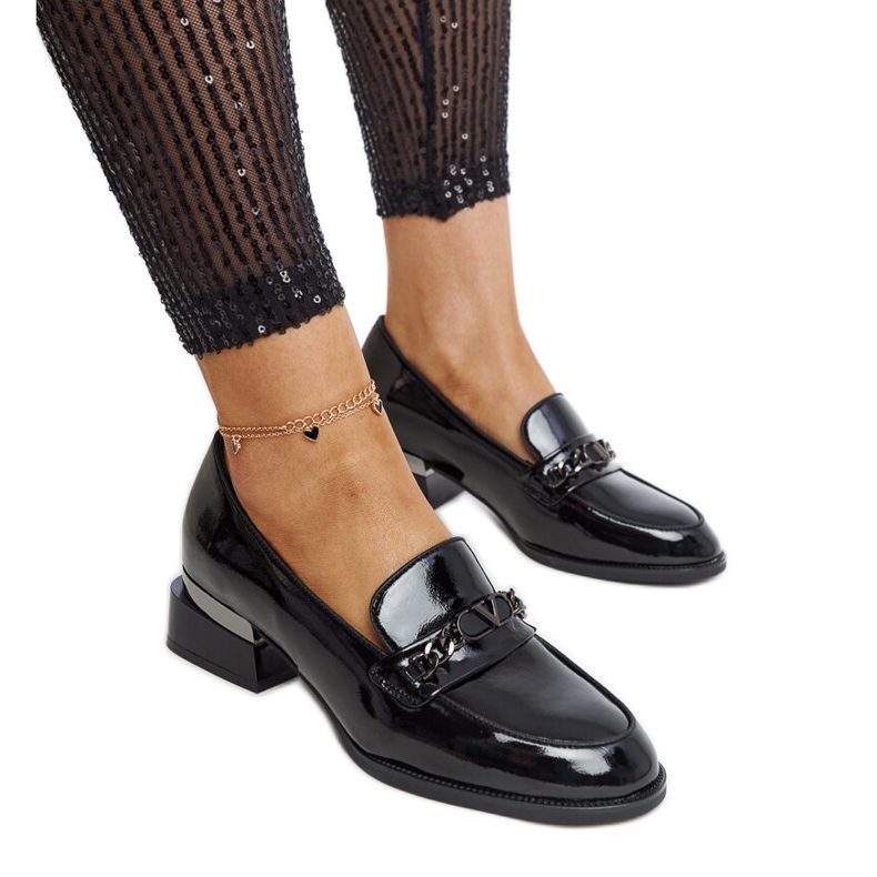 Sapatos pretos de couro envernizado da Vinceza