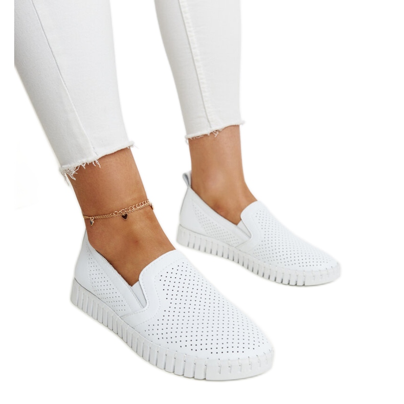 Sapatos brancos de couro vazado da Vinceza