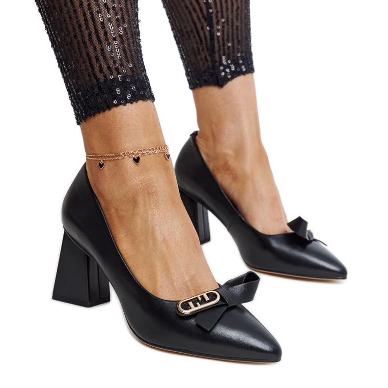 Scarpin preto de couro com salto alto, Vinceza.