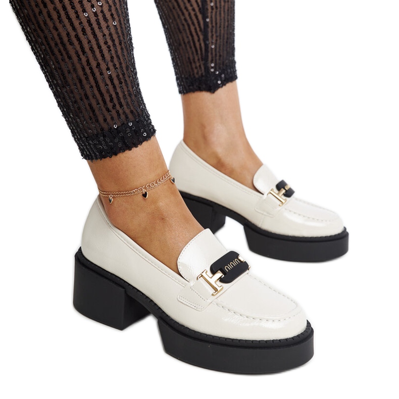 Sapatos de salto alto bege envernizados da Vinceza