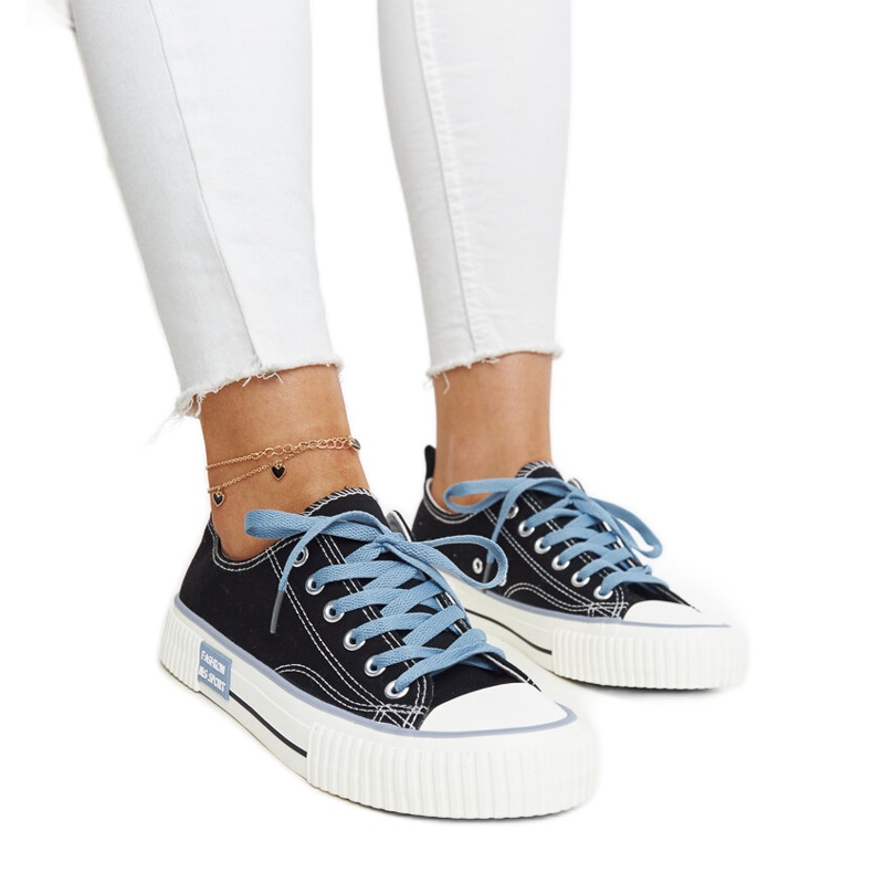 Tênis preto com atacadores coloridos Jadranka