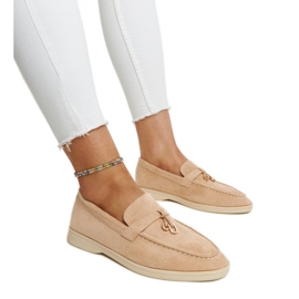 Mocassins bege com pingente de metal da Fiorano Mocassins bege com pingente de metal da Fiorano