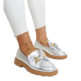 Mocassins prateados com alfinete decorativo da Bogumil prata Mocassins prateados com alfinete decorativo da Bogumil prata