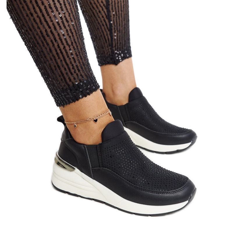 Tênis Ashleey preto de cunha com strass