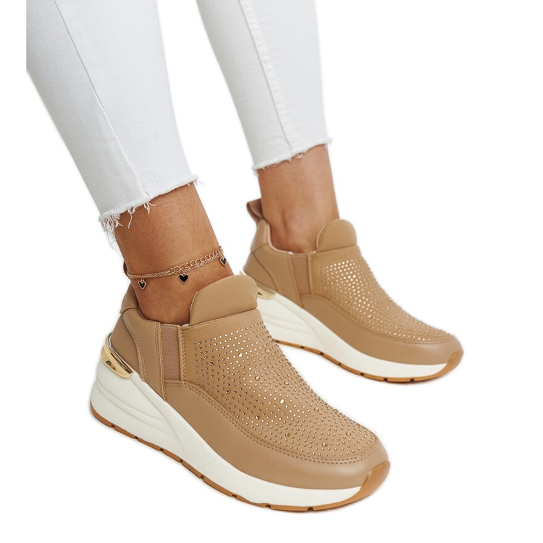 Tênis Ashleey de cunha marrom com strass castanho