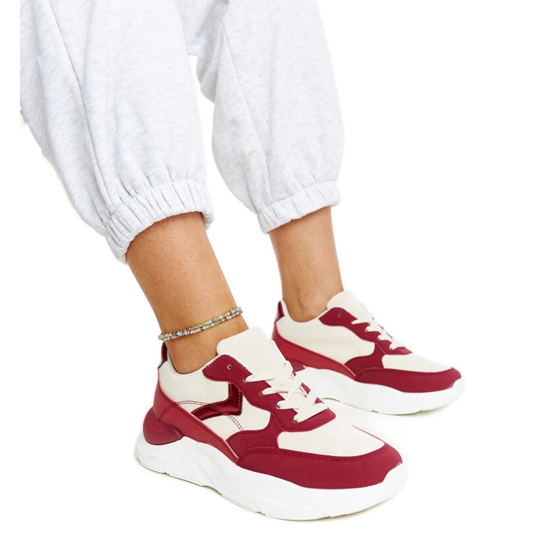 Tênis bege e vermelho na plataforma Nereida