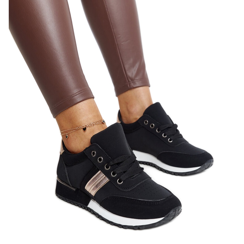 Tênis preto em plataforma de borracha Nihad