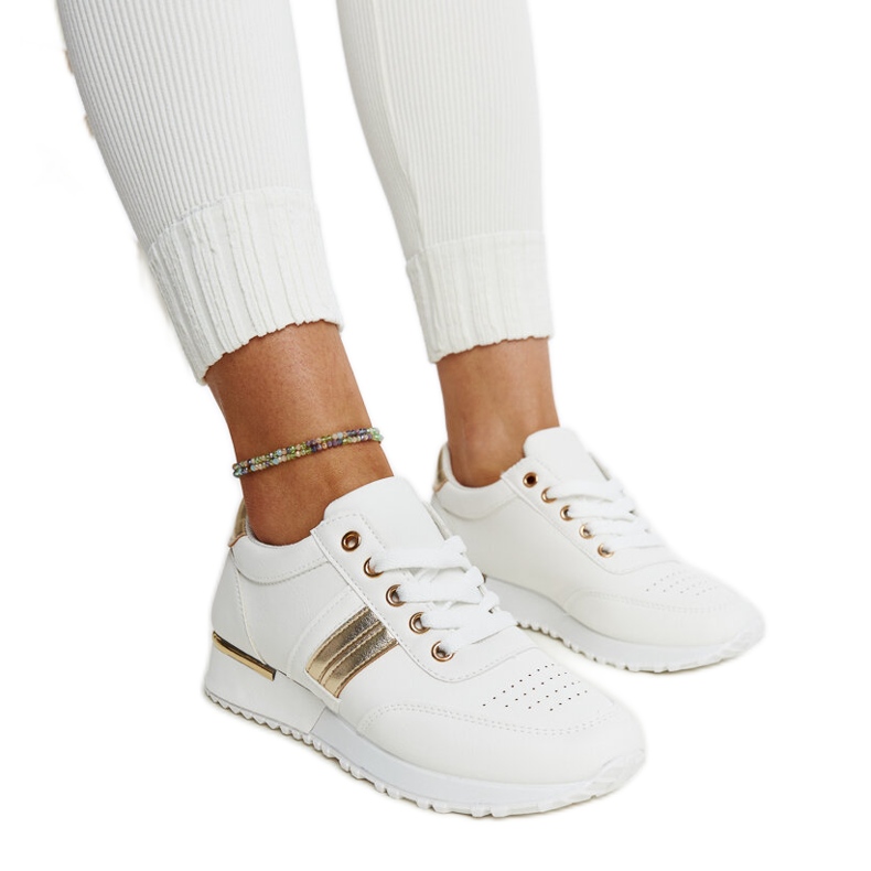 Tênis branco e dourado na plataforma de borracha Nihad