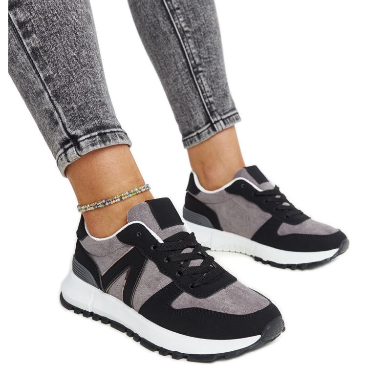 Tênis preto e cinza na plataforma Sanela