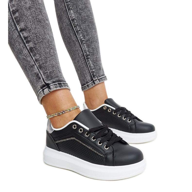 Tênis preto com strass decorativos Perica