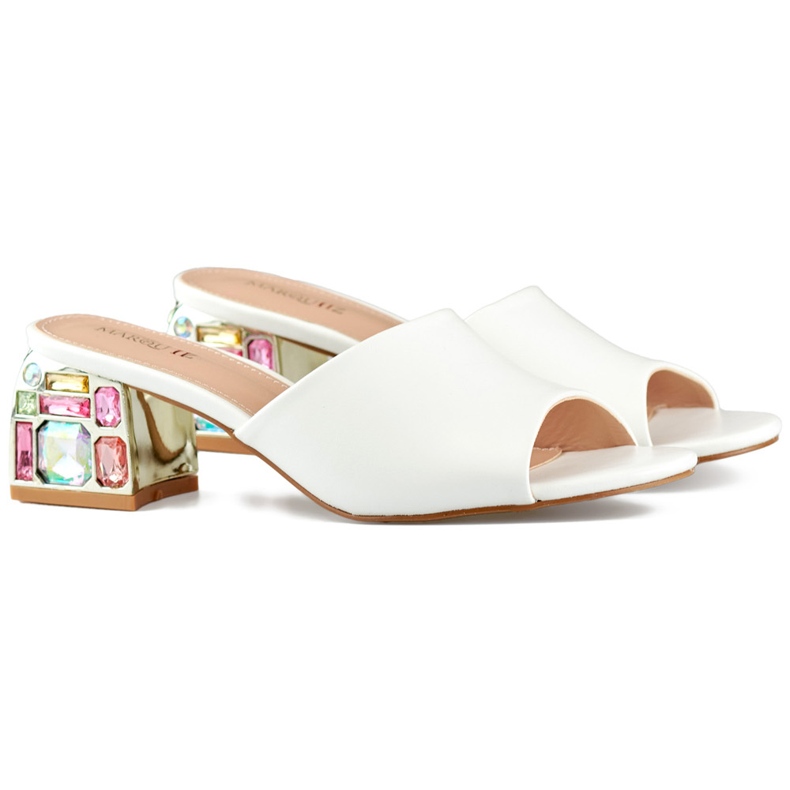 Chinelos femininos brancos de salto baixo com cristais
